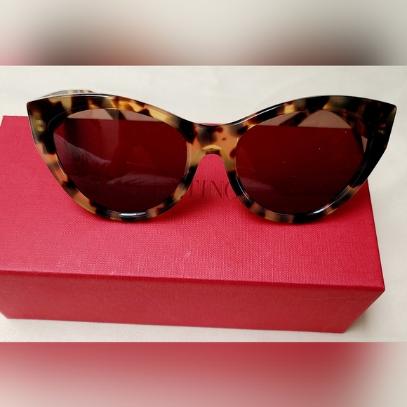 Valentino Accessories - *Huge Discount* Gorgeous brand new VALENTINO cat eye Sunglasses w/case!